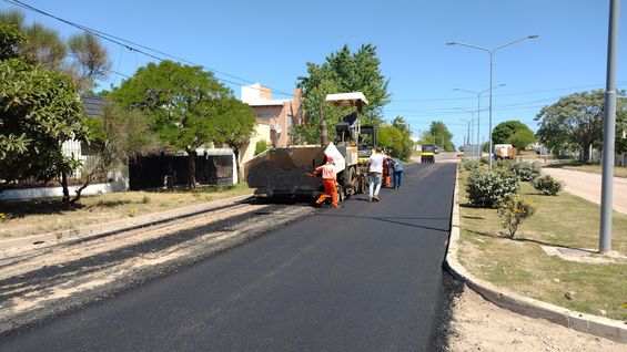 Comenzó la pavimentación de la Avenida Alfonsín y perpendiculares