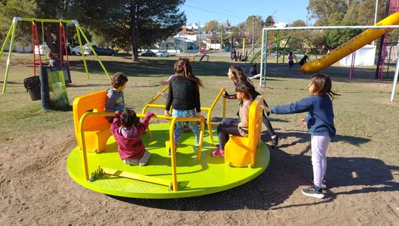 La plaza Papa Francisco estrenó nuevos juegos