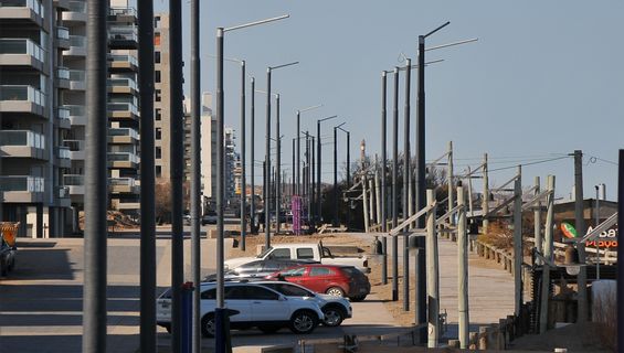 Desarrollo Urbano Costero: comenzó la colocación de más de cien columnas de iluminación