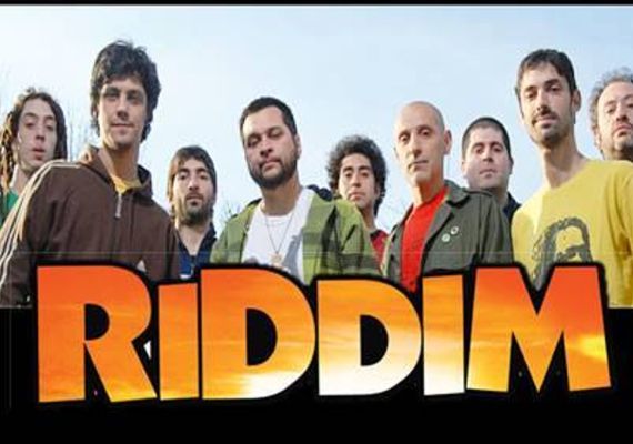 El reggae de Riddim, en la playa y al atardecer